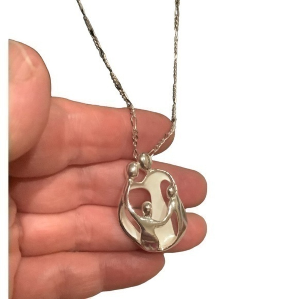 Carolyn Pollack Relios sterling silver Loving Family Of Four pendant / necklace